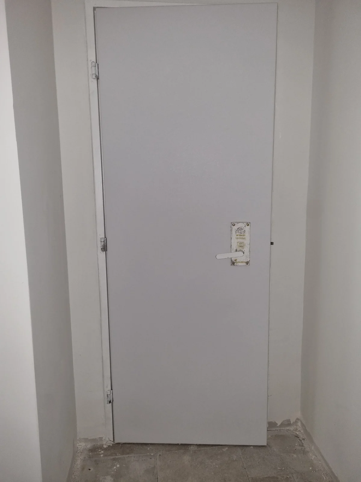 דלת ממ"ד אחרי חידוש בטפט KOINTEC SD1901 לבן שבור - טקסטורה מחוספסת שמסתירה פגמים