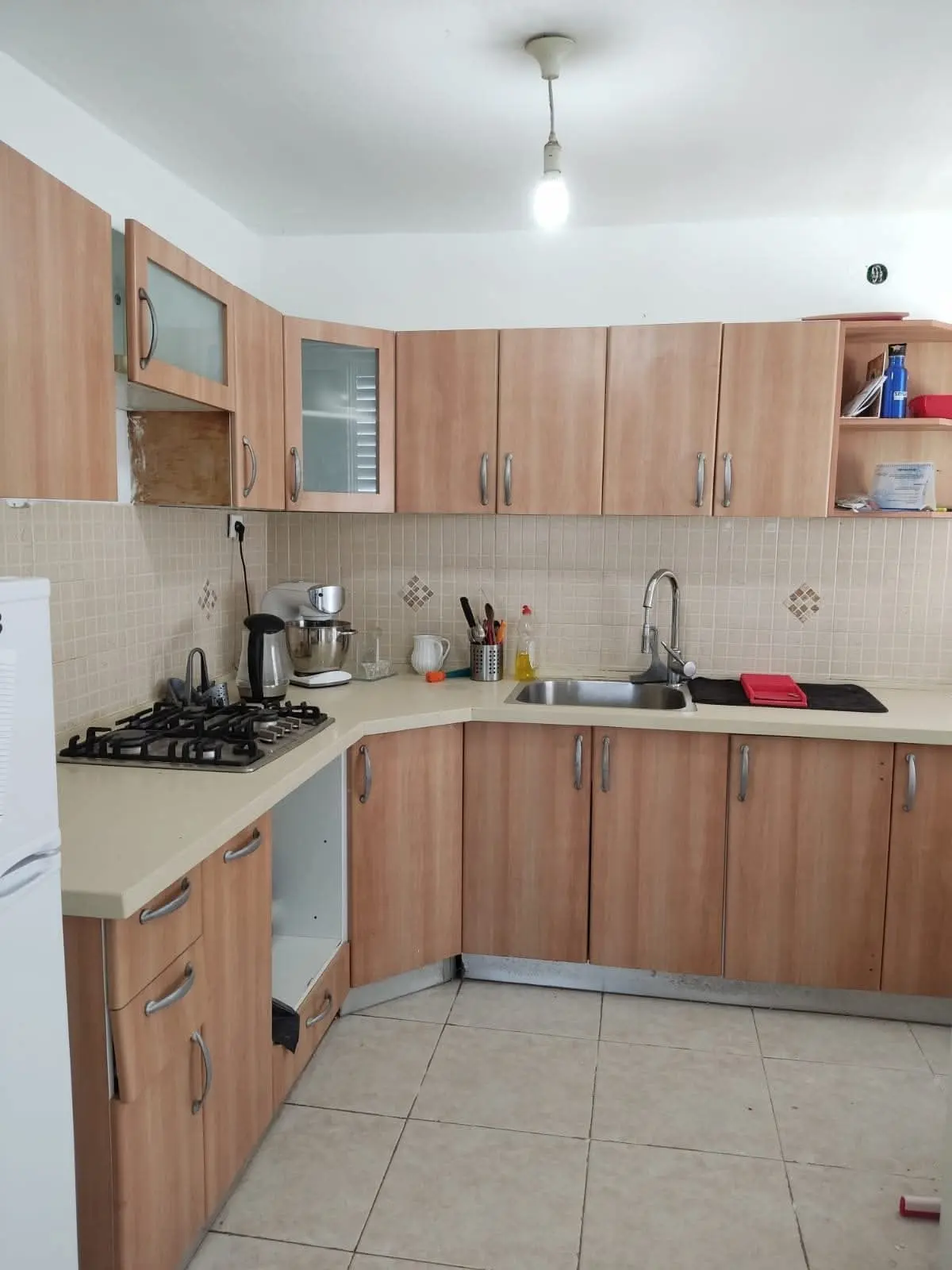 מדידה של מטבח לפני הזמנה של טפט