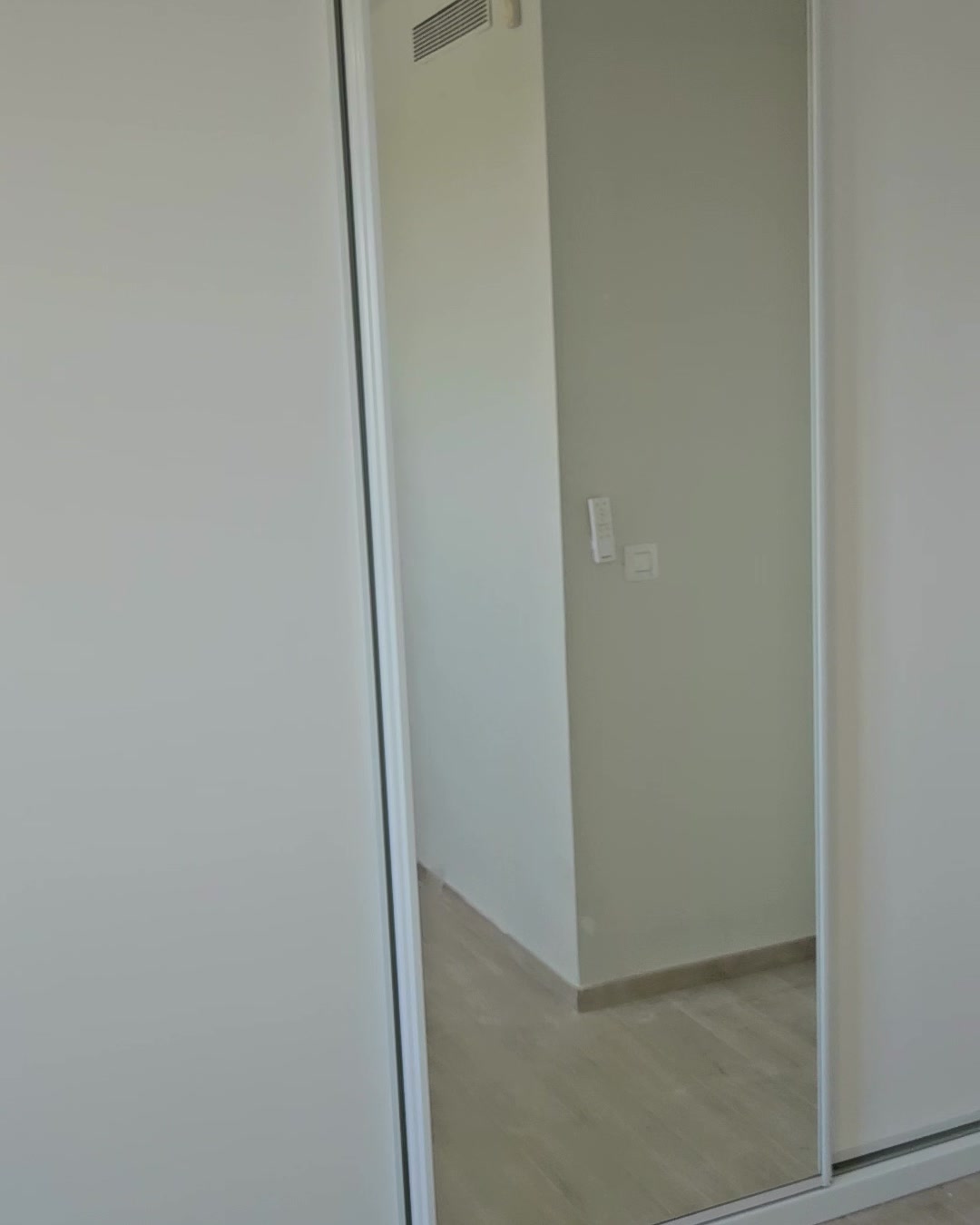 ארון הזזה בראש העין אחרי חידוש בטפט PVC לבן מט SD901