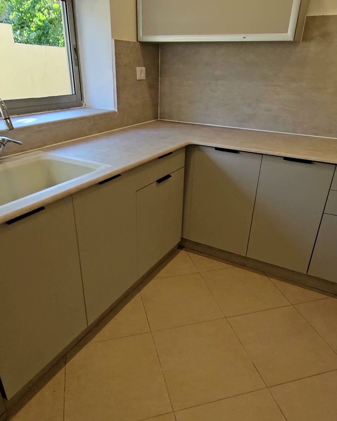 מטבח באשקלון אחרי חידוש בטפט PVC – שיש בדוגמת אבן גרניט בז' ST560 וארונות בגוון מרטיני SD998